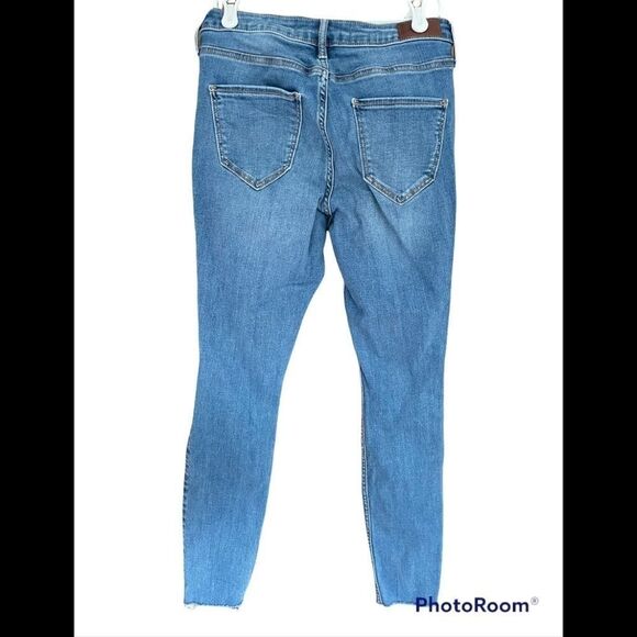 Hollister Curvy Mid Rise Super Skinny Jeans with distressed knees and raw hems - Picture 2 of 5